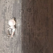 Straty a nálezy - Strieborna nausnica s bielou perlou, Trnava